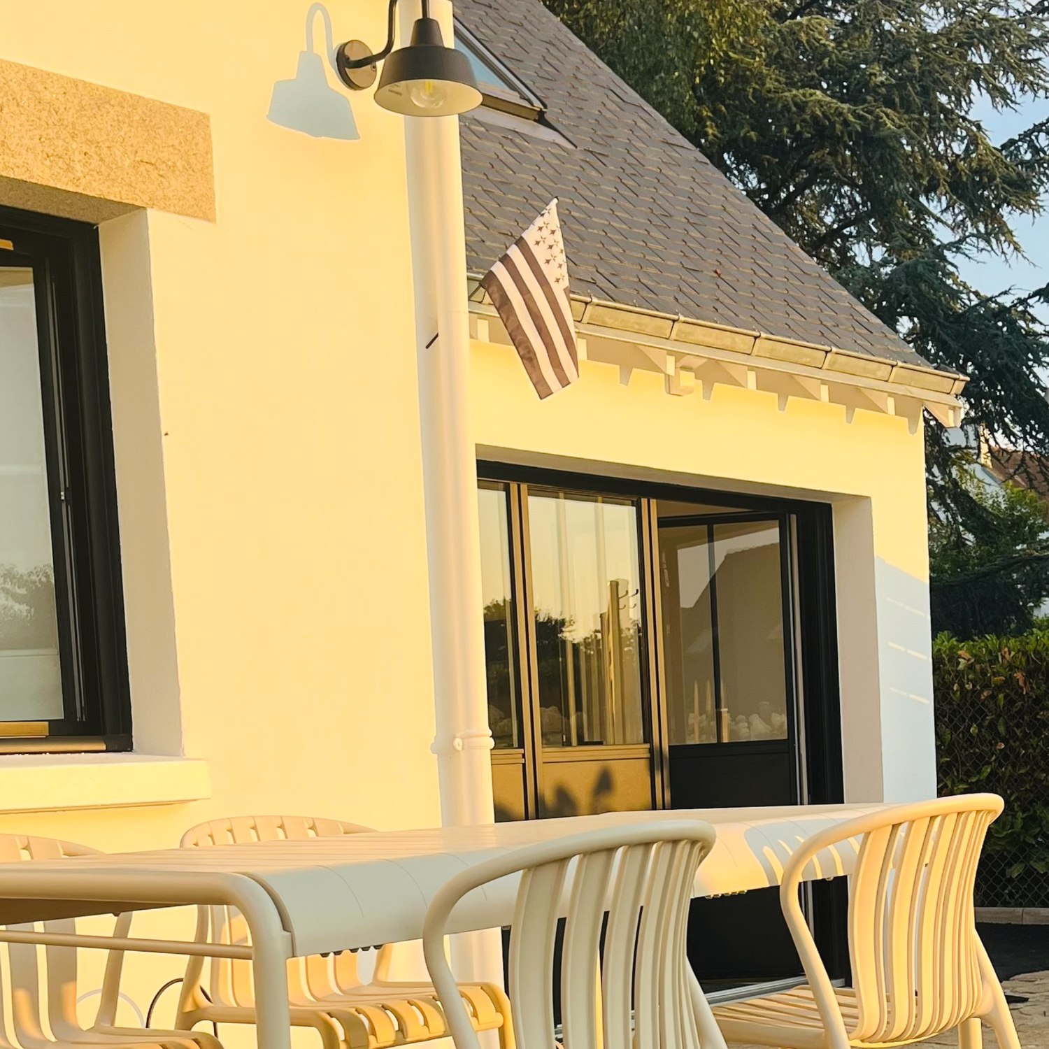 La Suite - Bénodet, la terrasse et la façade au coucher du soleil